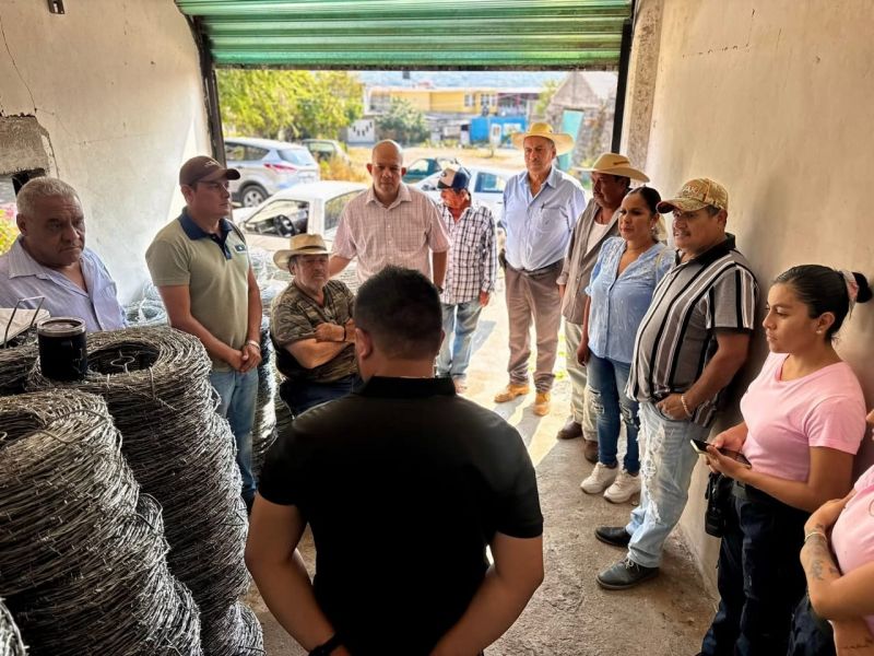 Entrega de más de 100 rollos de alambre en apoyo a los ganaderos del municipio